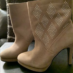 STEVE MADDEN approx 4” booties. NWNT. Size 6. Fiona’s Taupe is the color.